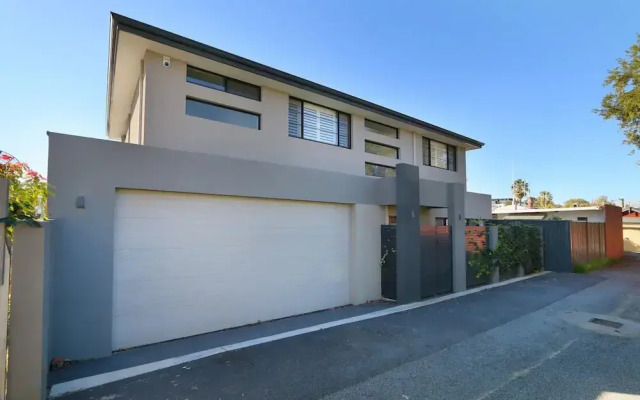 Luxury 4-bedroom House - Mount Lawley
