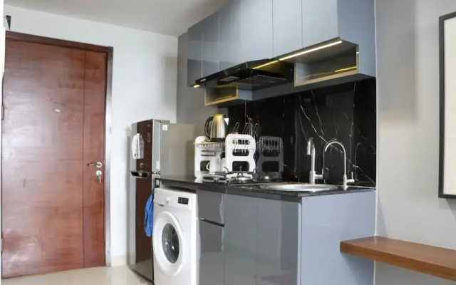 Beautiful Pool View Homey Spacious Studio At West Vista Apartment