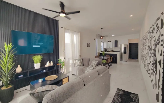 Beautiful 3bed 2bath new Home With Pool in Town