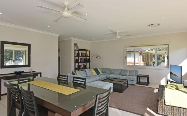 Wangi Lakehouse - renovated Lake Macquarie lakefront Location