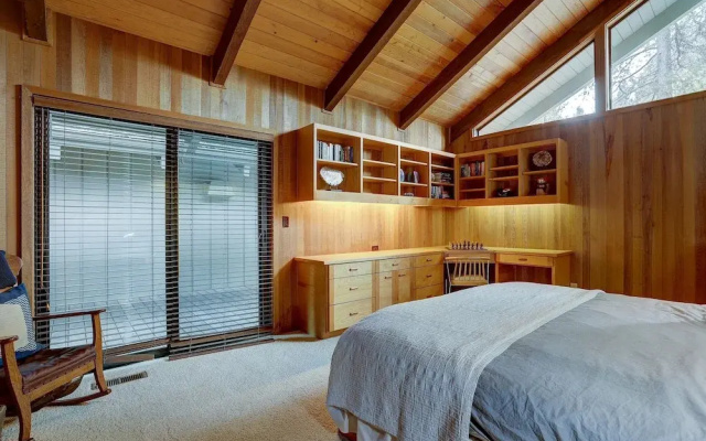 2 Pioneer Home features Brand New Hot Tub and Bikes to Explore Sunriver by RedAwning