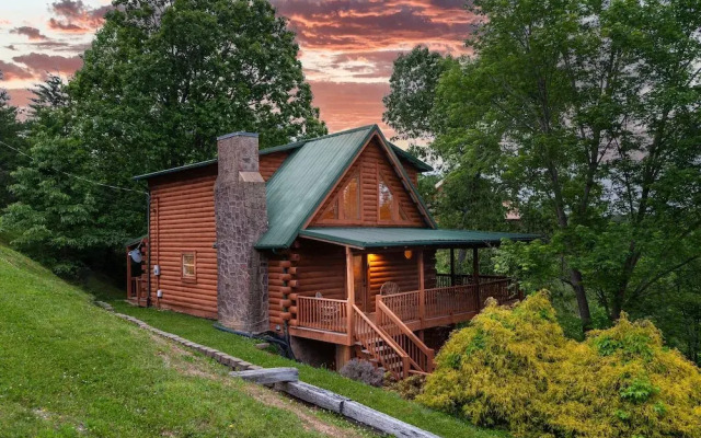 Mountain Serenity 2 Bedroom Cabin by RedAwning