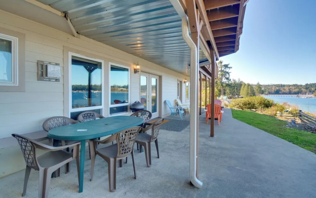 Waterfront PNW Escape w/ Deck & Beach Access!