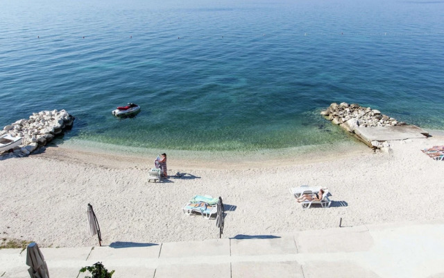 Modern Apartment in Podstrana with Hot Tub