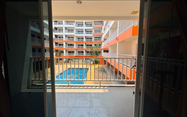 Comfortable Pool-view Studio With Balcony - Pratumnak, Pattaya