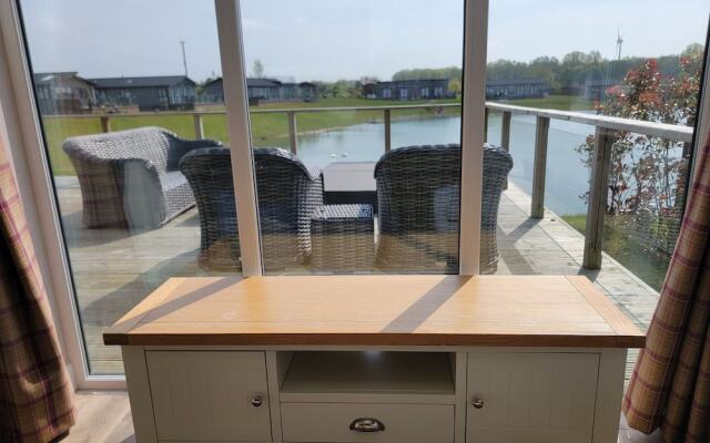 Luxury 2-bed Lodge in Routh, Sleeps 4 With Hot Tub