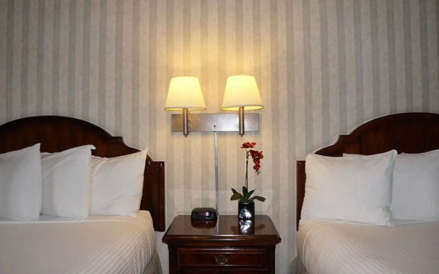 Emerald Dolphin Inn & Mini Golf