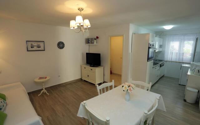 Apartment Ali - modern apartments: A2 Supetar, Island Brac