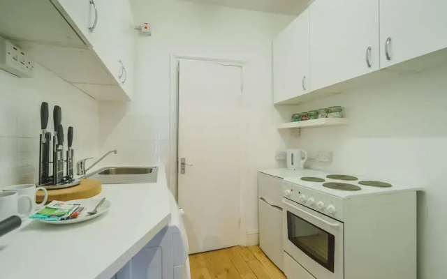 Cosy High Floor Studio Greek Street Soho