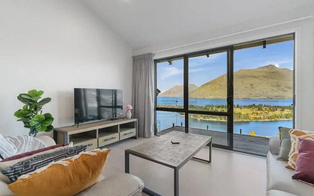 Modern 3 bedroom with stunning postcard views!