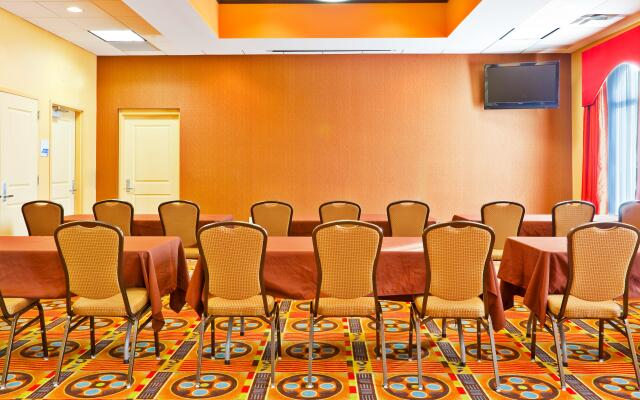 Holiday Inn Express Hotel and Suites Nashville-Opryland by IHG
