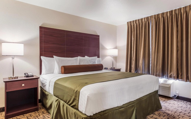 Cobblestone Hotel & Suites - Hutchinson