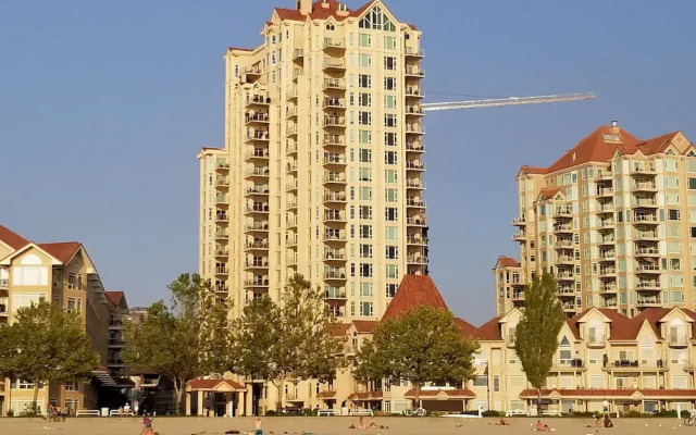 Sunset Waterfront Resort by DKRA