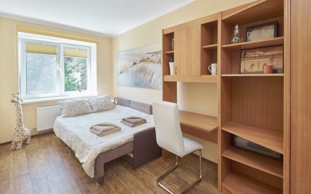 Comfort 3 room apartment with a workplace near the wood