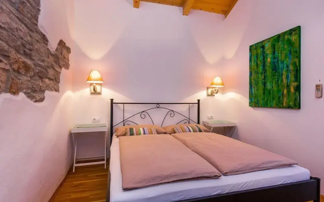 Beautiful Villa Consisting of two Houses With Private Pool, Near Pula and Beach