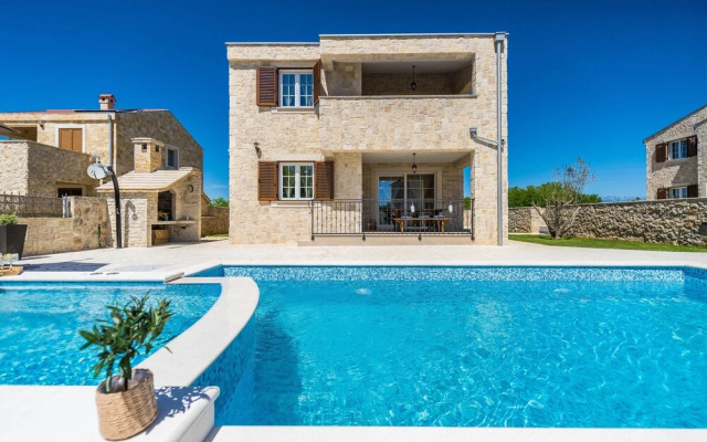 Luxury Villa With Heated Pool 05