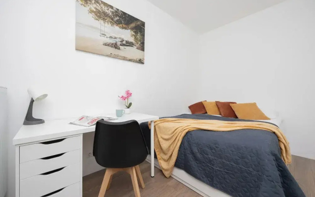 Spacious Apartment for 4 by Renters