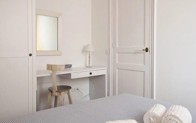 Modern 3 Bedroom Flat With Terrace in Lesseps