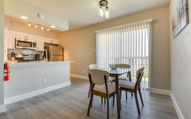 6 Mi to At&t Stadium: Grand Prairie Apt w/ Balcony