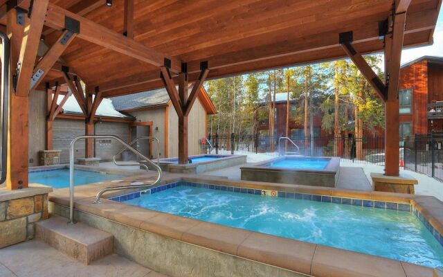 Pine Creek Lodge by RedAwning