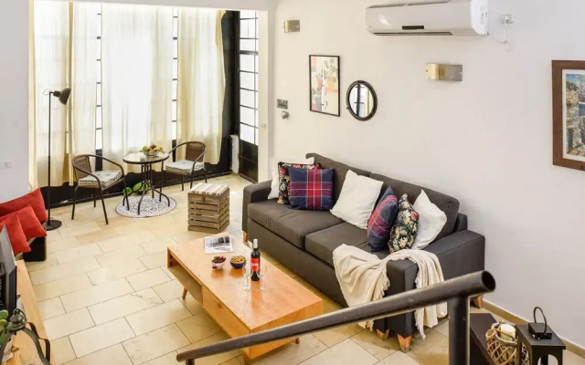 Modern-Rustic Haven in the City by Sea N Rent