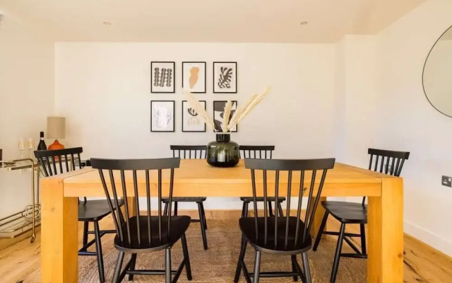 The Crystal Quarters - Modern & Bright 2BDR Apartment
