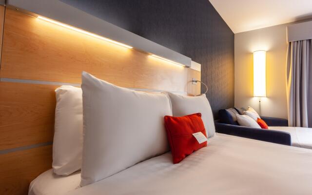 Holiday Inn Express Edinburgh Royal Mile by IHG