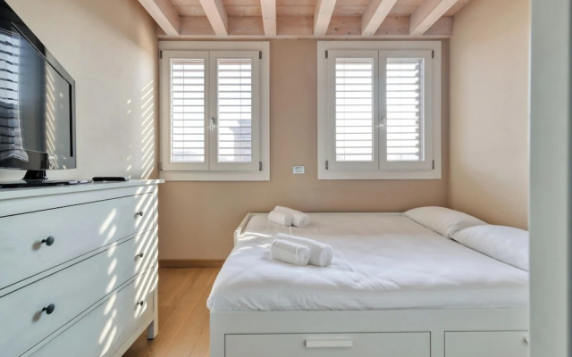 Elegant apt with parking and balcony