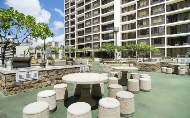 Waikiki Banyan - Partial Ocean View Tower 2 Suite 1204