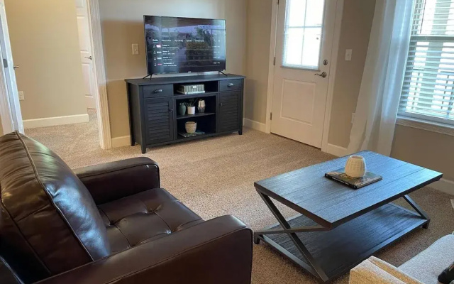 Peaceful Polaris Penthouse 2BR W D Balcony