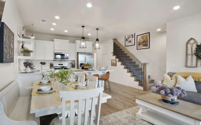 Magnolia Pool, Hot Tub, and Pickleball!