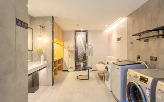 Islands Hotel S (Chengdu Panda Base Longtansi Subway Station)
