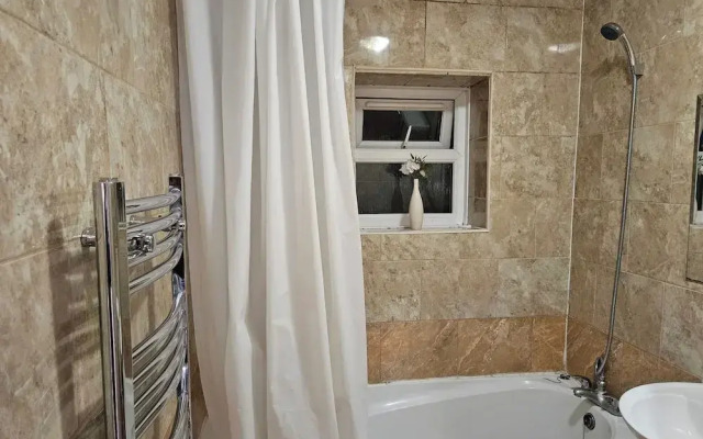 Mitcham Junction - 2 Bed Apartment - Sleeps 6