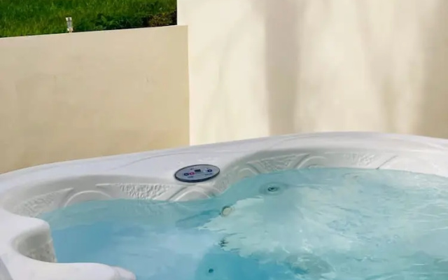 Secluded Cottage With hot tub — фото 4