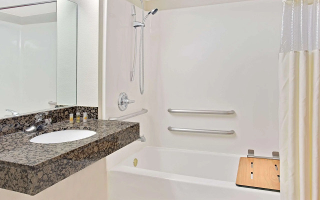 Days Inn & Suites by Wyndham Laurel Near Fort Meade