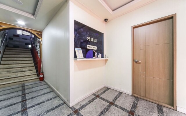 Busan Daeyeondong Hwanggeum