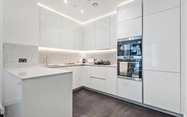 Luxury High Rise two Bedroom Flat Battersea