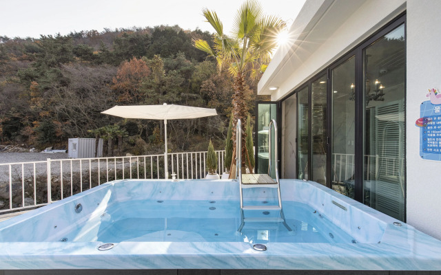 Lim Sea Side Poolvilla Pension