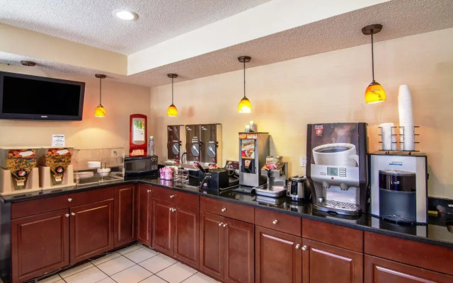 Red Carpet Inn Norwalk