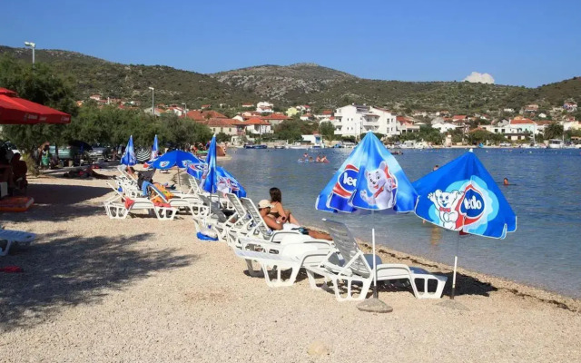Apartments with a parking space Vinisce, Trogir - 8660