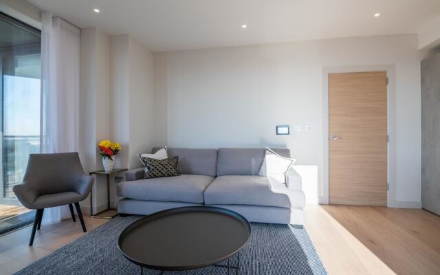 Modern Family Home close to Victoria Station