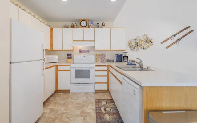 Alpine Family Haus 2 Bedroom Condo by NW Comfy Cabins by RedAwning