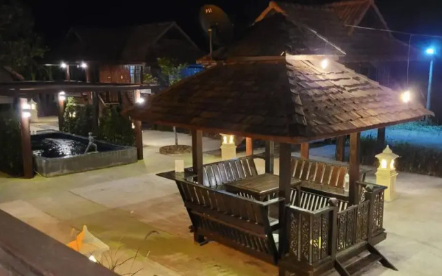 Ruen Thai Ampawa Resort