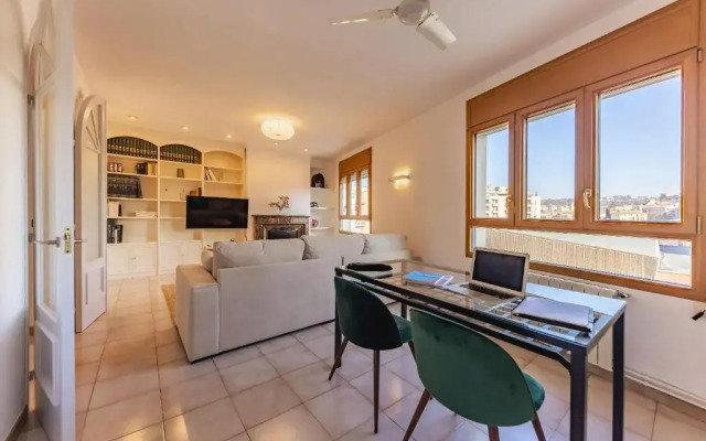 Bravissimo El Lleó, bright 4-bedroom apartment