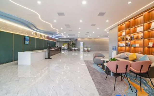 Rezen Hotel Sailing Seascape