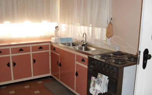 Broken Hill Short Stays Cottage at Willyama – Kitchen – Broken Hill