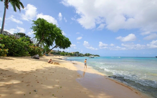 Beachfront luxury modern 2-bed apt with pool by BSL Rentals