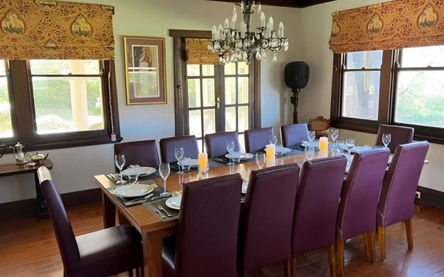 Robin Hill Manor - rambling retreat & tennis court