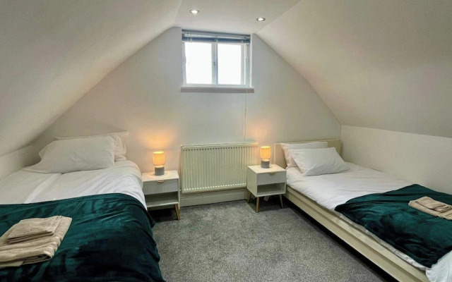 Spacious 4-bed House - Sleeps 11, Garden & Parking