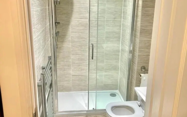 High END Spacious 4 Bed House - Free Parking